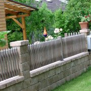 Gartenmauer mit Sockel, Pfeilern und Holzzaun