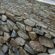 Kombinierte Natursteinmauer mit Trockenmauer als Hanggestaltung